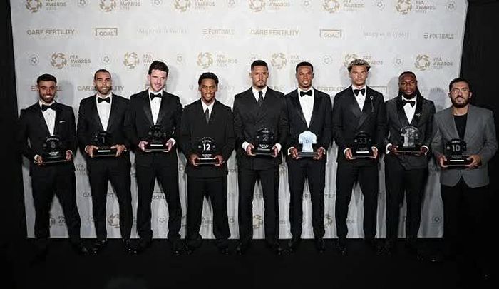 Bruno Fernandes cùng các cầu thủ góp mặt trong Đội hình tiêu biểu mùa giải 2025-2026 của PFA tại lễ trao giải ở Manchester, Anh, ngày 25/8. (Nguồn: Getty Images)