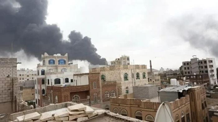 Lực lượng kháng chiến quốc gia Yemen tiến hành các cuộc không kích nhằm vào vị trí của Houthi gần thành phố cảng Hodeidah bên bờ Biển Đỏ. (Nguồn: Anadolu)