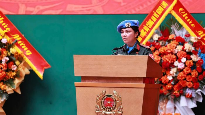 Trung tá Đoàn Thị Thanh Nga phát biểu nhận nhiệm vụ. (Nguồn: VNFPU1)