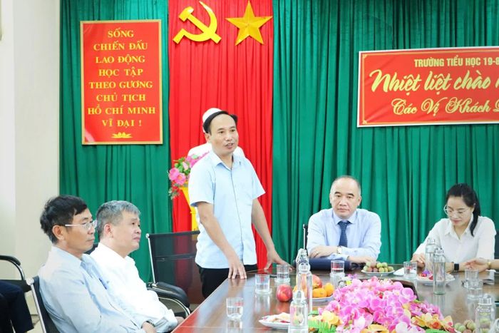 Hiệu trưởng Trường Tiểu học 19-8 Nguyễn Hữu Thọ phát biểu chào mừng đoàn công tác Bộ Ngoại giao và Học viện Ngoại giao. (Ảnh: Nguyễn Nhuận)