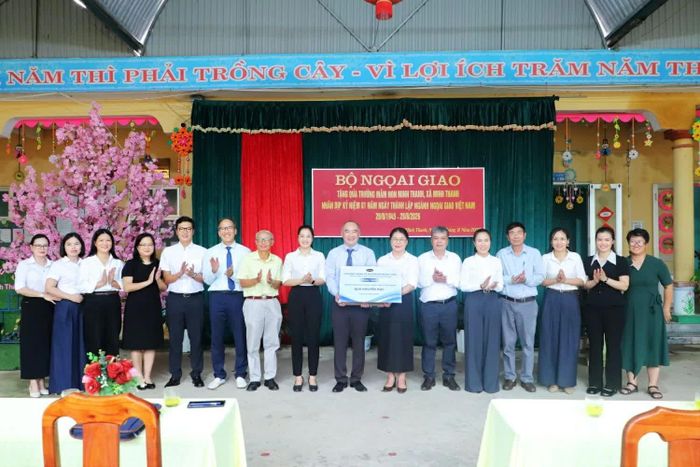 Đại diện đoàn Bộ Ngoại giao và Học viện Ngoại giao tặng quà Trường Mầm non Minh Thanh. (Ảnh: Nguyễn Nhuận)