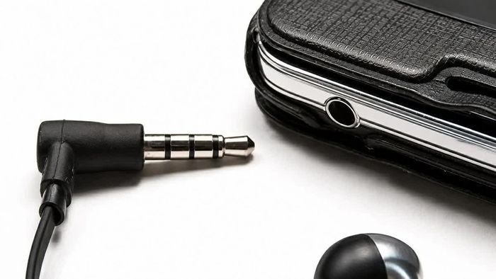 Kết nối lại tai nghe rồi rút ra.
