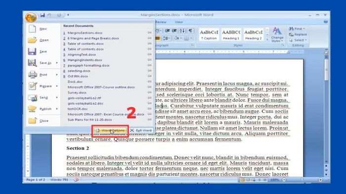Trong menu vừa mở, chọn Word Options/Options để truy cập phần thiết lập.