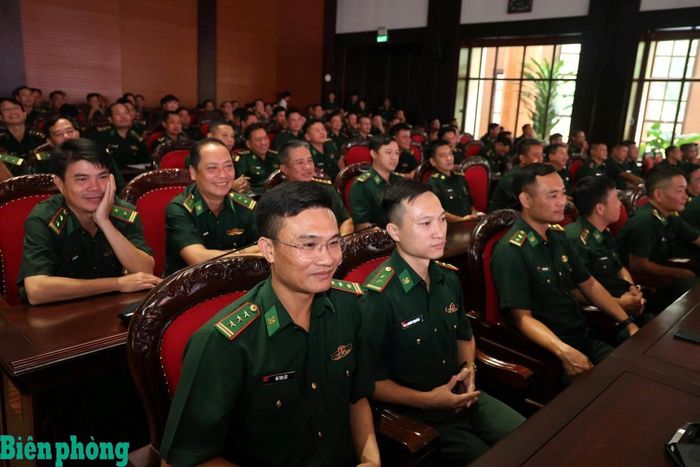 Các cán bộ Bộ đội Biên phòng tham gia cấp ủy cấp xã tại hội nghị. Ảnh: Đỗ Nguyên
