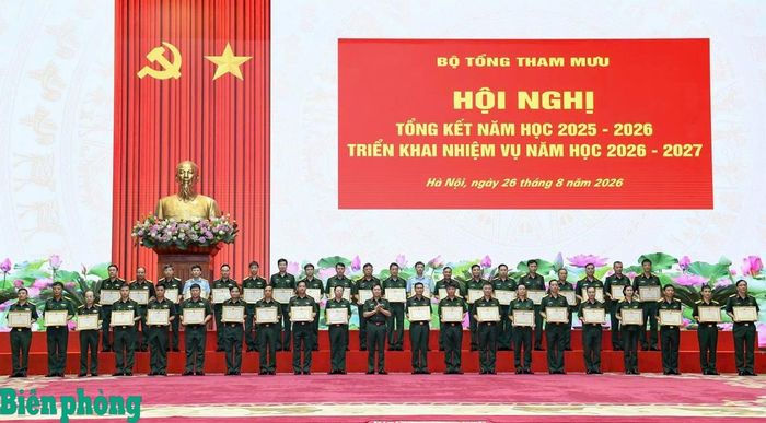 Đại tướng Nguyễn Tân Cương trao Bằng khen tặng các cá nhân hoàn thành xuất sắc nhiệm vụ năm học 2025-2026. Ảnh: Văn Hiếu