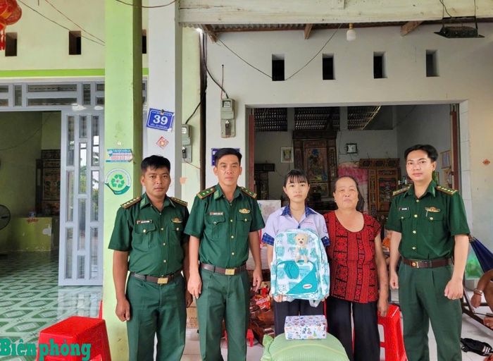 Cán bộ Đồn Biên phòng Lạc Quới trao quà, động viên học sinh trong Chương trình “Nâng bước em tới trường” trước thềm năm học 2026-2027. Ảnh: Hoàng Huy
