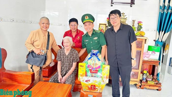Cán bộ, chiến sĩ Đồn Biên phòng Nhơn Hưng trao quà tặng bà con Phật tử và các hộ dân có hoàn cảnh khó khăn trên địa bàn phường Thới Sơn. Ảnh: Nghĩa Phúc