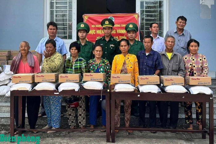 Cán bộ, chiến sĩ Đồn Biên phòng cửa khẩu quốc tế Tịnh Biên cùng các đơn vị phối hợp trao quà tặng người dân có hoàn cảnh khó khăn trên địa bàn phường Tịnh Biên. Ảnh: Hữu Hòa