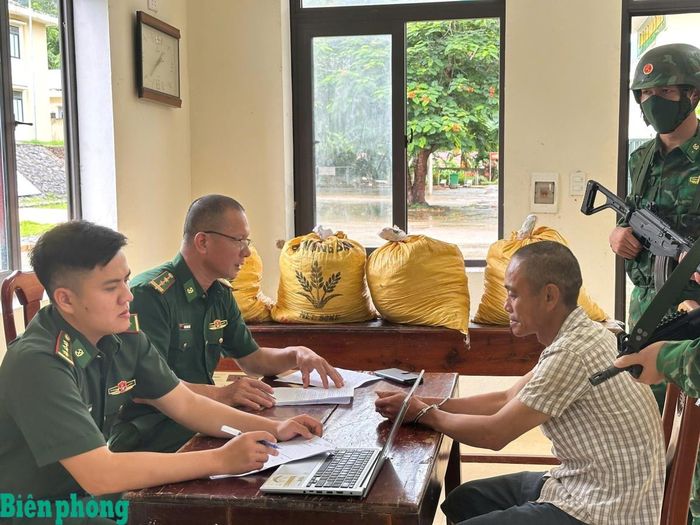 Cán bộ Bộ đội Biên phòng tỉnh Quảng Trị lấy lời khai đối tượng Nguyễn Duy Khánh sau khi bị bắt giữ. Ảnh: Hoài Nam