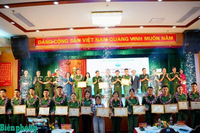 Các đại biểu và thí sinh đoạt giải tại Cuộc thi Đại sứ Văn hóa đọc chụp ảnh lưu niệm. Ảnh: Lương Linh