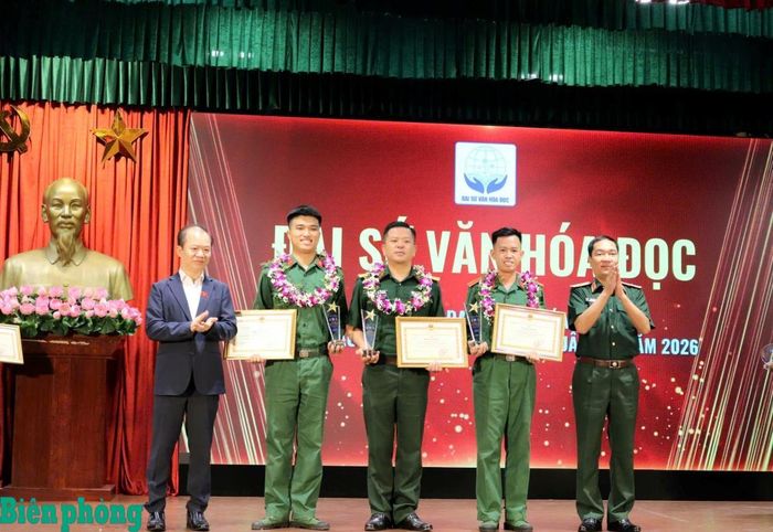 Ban tổ chức trao giải cho các thí sinh đoạt giải Ba cá nhân tại cuộc thi. Ảnh: Lương Linh
