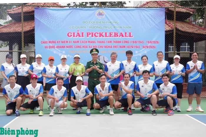 Thiếu tướng Trần Ngọc Hữu, Phó Tư lệnh Bộ đội Biên phòng chụp ảnh lưu niệm với các vận động viên. Ảnh: Lê Khoa