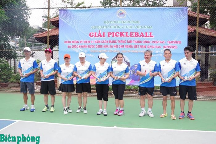 Đại tá Bùi Văn Vũ, Phó Chủ nhiệm Chính trị Bộ đội Biên phòng trao giải Ba cho các cặp vận động viên. Ảnh: Lê Khoa