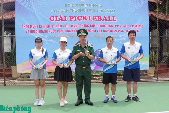 Thiếu tướng Trần Ngọc Hữu, Phó Tư lệnh Bộ đội Biên phòng trao giải Nhì cho các cặp vận động viên. Ảnh: Lê Khoa