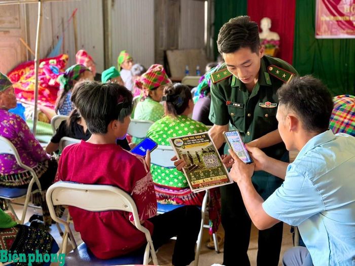Cán bộ Đồn Biên phòng Cốc Pàng hướng dẫn người dân sử dụng mã QR tìm hiểu pháp luật và hòm thư điện tử tố giác tội phạm ẩn danh. Ảnh: Huy Dương