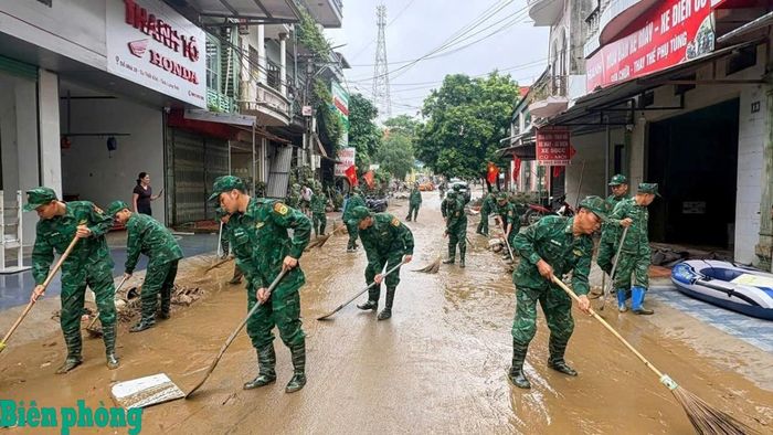 Cán bộ, chiến sĩ Đồn Biên phòng Pò Mã, Bộ đội Biên phòng tỉnh Lạng Sơn giúp dân khắc phục hậu quả thiên tai. Ảnh: Hoàng Nguyên