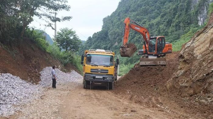 Xây dựng đường tại một bản làng người dân tộc thiểu số vùng núi Cao Bằng. Ảnh: ITN.