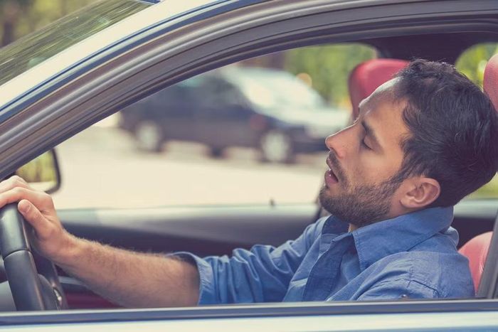 Tài xế có dấu hiệu mệt mỏi khi lái xe, cảnh báo sớm giúp ngăn ngừa tai nạn hiệu quả trên xe hiện đại. Ảnh: SlashGear