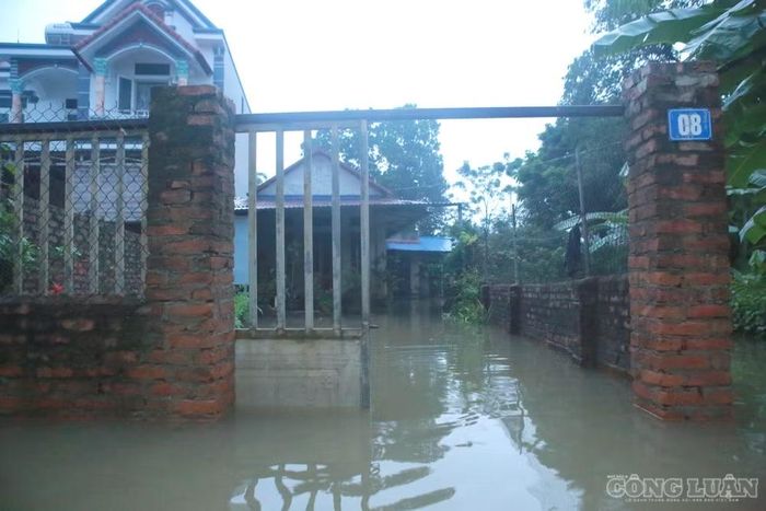Một số gia đình không thể tiếp tục ở lại nhà do nước đã tràn vào bên trong, phải di chuyển sang nơi khác để bảo đảm an toàn.
