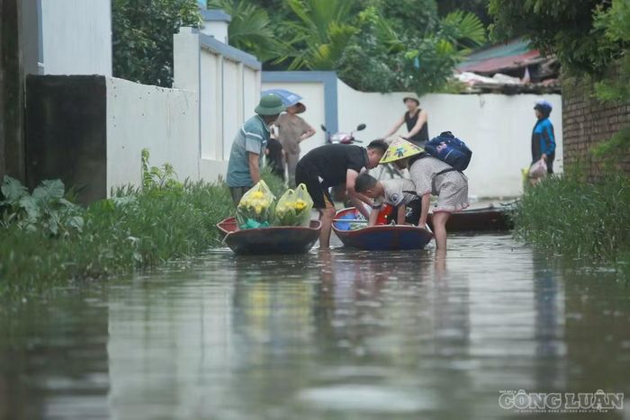 Nước ngập sâu, có nơi ngập rất sâu, khiến các phương tiện thông thường không thể di chuyển. Người dân phải sử dụng thuyền để đi từ phía ngoài vào thôn.