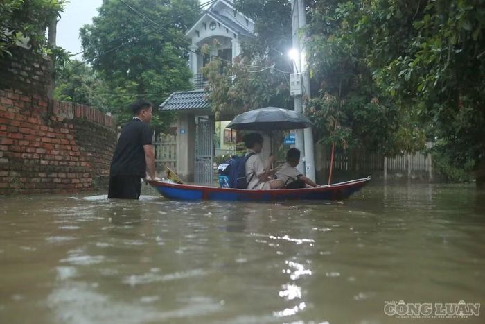 Bí thư thôn An Lạc cho biết, khu vực này nằm trong vùng trũng ven sông Cầu và sông Công. Do thường xuyên chịu ảnh hưởng của nước lũ, nhiều gia đình đã chủ động xây dựng, gia cố nhà cửa cao hơn sân, cổng và mặt đường để hạn chế ảnh hưởng khi nước dâng. “Khoảng 70% hộ dân đã chủ động làm thuyền để phục vụ việc di chuyển khi có nước lũ”, ông Vân nói.