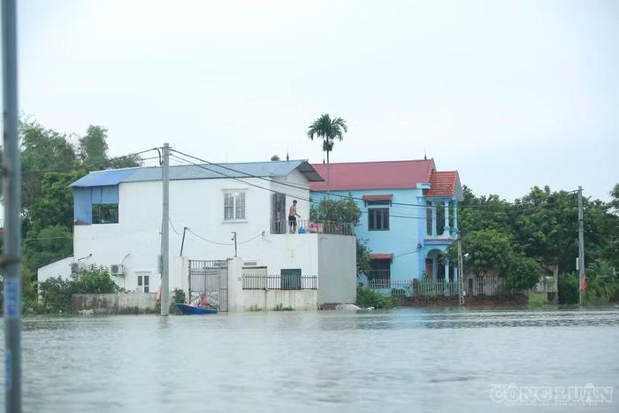 Theo báo cáo của xã Trung Giã, hơn 300 hộ dân tại các khu Hòa Bình, An Lạc và xóm Trại, thôn Đô Tân bị chia cắt giao thông do đường ngập. Chia sẻ với báo chí, ông Trần Thanh Vân, Bí thư thôn An Lạc, cho biết sau nhiều ngày mưa lớn, nhiều khu vực trong thôn bị ngập, khiến việc đi lại của người dân gặp rất nhiều khó khăn.