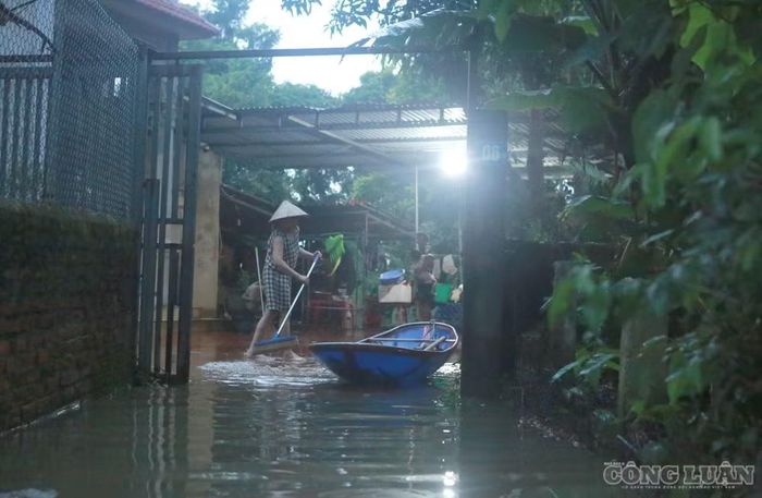 Đến chiều tối 25/8, nước bắt đầu có dấu hiệu rút. Một số gia đình đã trở về và bắt đầu dọn dẹp nhà cửa, khắc phục hậu quả sau ngập.