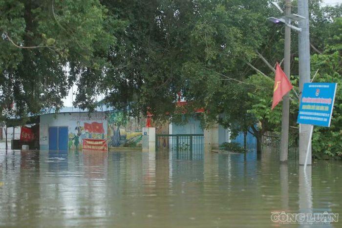 Theo ông Vân, học sinh trong thôn cũng không thể đến trường. Toàn bộ học sinh tiểu học và THCS phải nghỉ học để bảo đảm an toàn. “Cuộc sống của người dân bị đảo lộn, bị chia cắt. Toàn bộ hơn 300 hộ dân đều chịu ảnh hưởng. Người dân chỉ mong nước rút nhanh để sớm trở lại cuộc sống thường ngày”, ông Vân chia sẻ.