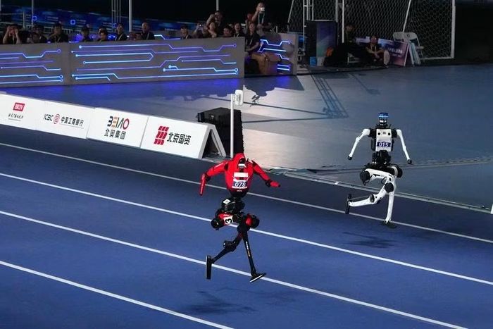 Trên đường đua, robot hình người đã phá kỷ lục chạy 100 mét của Usain Bolt, còn trên thị trường tài chính, dòng tiền kỷ lục cũng đang đổ vào ngành này. Ảnh: Xinhua