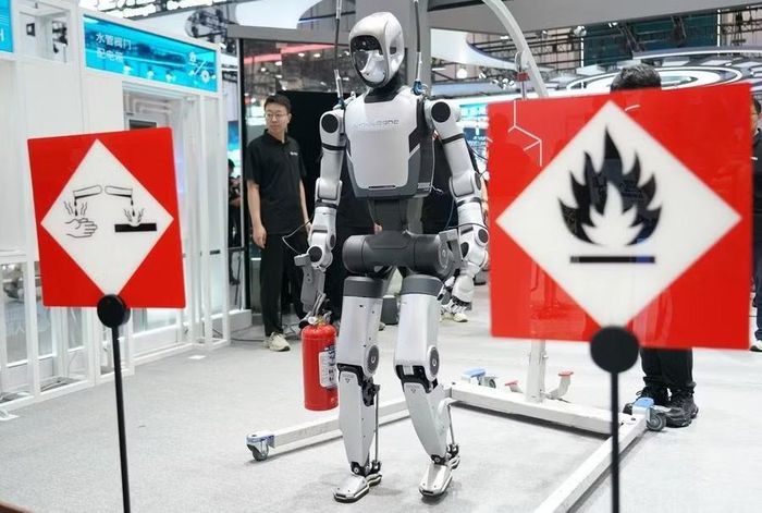 Một robot trình diễn các hoạt động trong tình huống cứu hộ khẩn cấp mô phỏng tại Hội nghị Robot Thế giới (WRC) năm 2026 ở Bắc Kinh. Ảnh: Xinhua
