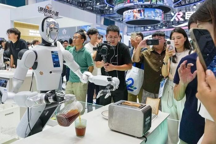 Một robot trình diễn kỹ năng làm bữa sáng tại Hội nghị Robot Thế giới (WRC) năm 2026 ở Bắc Kinh. Ảnh: Xinhua