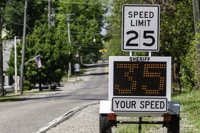 Biển báo giới hạn tốc độ 25 mph cùng bảng điện tử hiển thị tốc độ 35 mph cho thấy tình trạng vượt tốc độ phổ biến tại Mỹ. Ảnh: Jalopnik