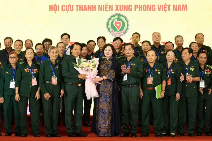 Phó Chủ tịch Quốc hội Nguyễn Thị Hồng chúc mừng Anh hùng Lao động Thân Đức Nam được tín nhiệm giữ chức Chủ tịch Hội Cựu Thanh niên xung phong Việt Nam. Ảnh: Chu Ngọc Thắng