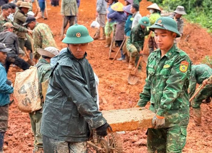 . Để tạo mặt đường tạm phục vụ việc đi lại, lực lượng chức năng đã sử dụng hơn 150 tấm bê tông, lát nền tại một số vị trí bị hư hỏng, lầy lội (ảnh Biên phòng Quảng Ngãi)