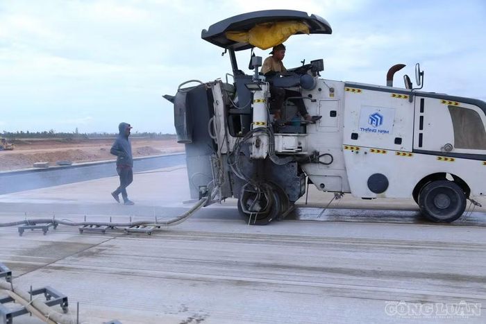 Công trình đang hoàn thiện những hạng mục cuối cùng trước mốc bay hiệu chuẩn vào đầu tháng 9 và dự kiến đón chuyến bay charter đầu tiên trong tháng 10/2026
