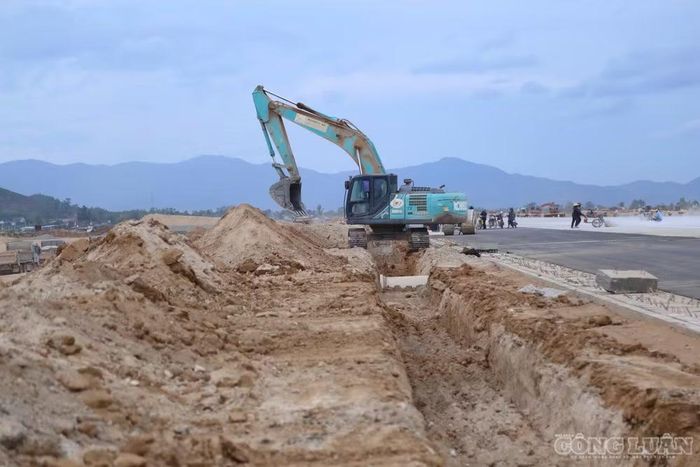 Hàng trăm máy móc đồng loạt tăng tốc trên công trường đường băng số 2
