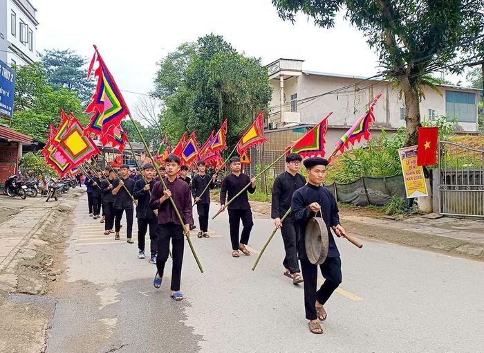 Đội chiêng, đội cờ dẫn đầu nghi lễ rước kiệu truyền thống. Ảnh: laocai.gov.vn.