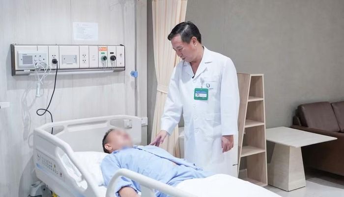 PGS.TS.BS Nguyễn Anh Tuấn thăm khám cho bệnh nhân sau phẫu thuật. Ảnh: BVĐK Phương Đông