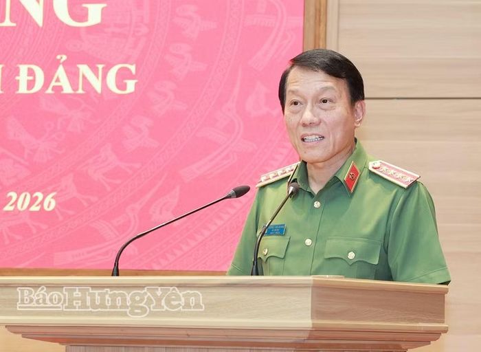Đại tướng Lương Tam Quang, Ủy viên Bộ Chính trị, Bộ trưởng Bộ Công an phát biểu tại lễ trao tặng Huy hiệu 80 năm tuổi Đảng. Ảnh: Báo Hưng Yên.