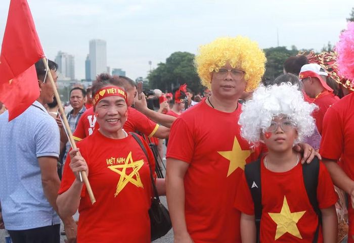 Một cổ động viên có mặt tại sân Mỹ Đình từ đầu giờ chiều cho biết rất háo hức khi được trực tiếp cổ vũ đội tuyển Việt Nam. “Chúng tôi đến đây để tiếp thêm động lực cho các cầu thủ. Hy vọng đội tuyển Việt Nam sẽ giành chiến thắng và nâng cúp ngay trên sân nhà”, cổ động viên này chia sẻ.