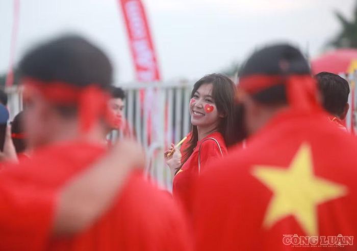 Những chiếc áo đội tuyển, lá cờ và tiếng hô cổ vũ tạo nên một không gian rực rỡ sắc đỏ.