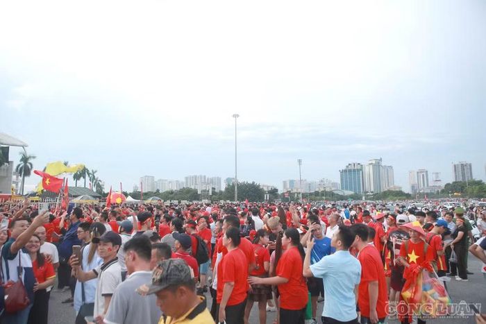 Càng sát giờ diễn ra trận đấu, lượng người hâm mộ đổ về Mỹ Đình càng đông. Tất cả cùng hướng về sân vận động quốc gia, chờ đợi khoảnh khắc đội tuyển Việt Nam hoàn tất mục tiêu giành chức vô địch ASEAN Cup 2026. Vào 20h tối nay, đội tuyển Việt Nam sẽ bước vào trận chung kết lượt về ASEAN Cup 2026 với Thái Lan trên sân Mỹ Đình.