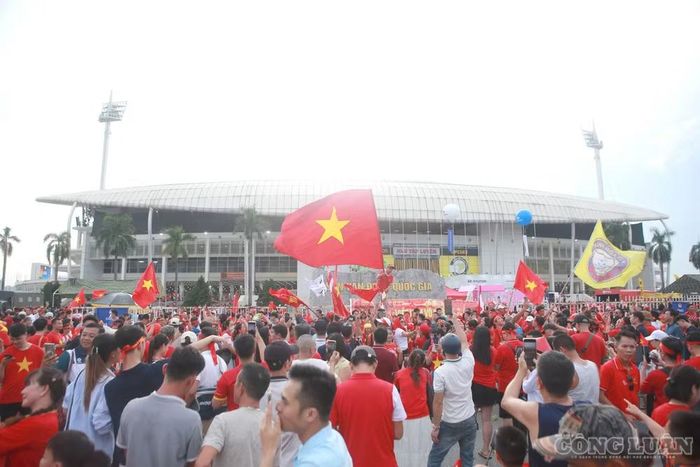 Không chỉ có người hâm mộ tại Hà Nội, nhiều cổ động viên từ các tỉnh, thành khác cũng tranh thủ di chuyển về sân Mỹ Đình để trực tiếp theo dõi trận đấu quan trọng của đội tuyển Việt Nam.