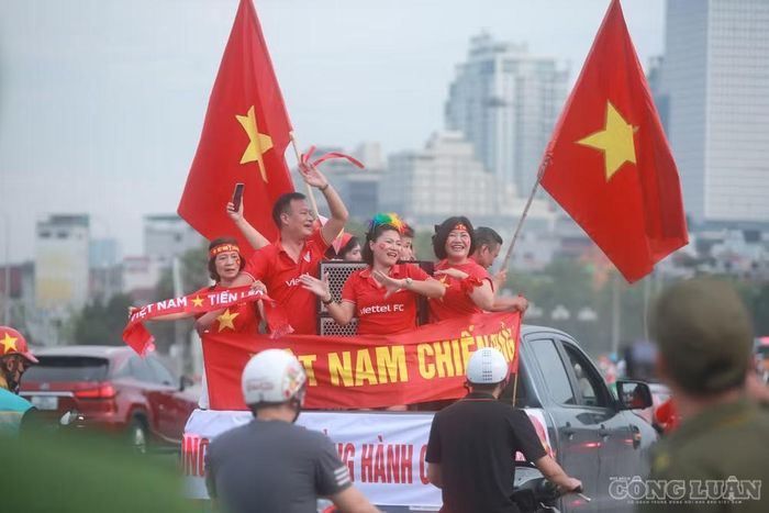 Trên các tuyến đường dẫn về sân, sắc đỏ xuất hiện ngày càng nhiều. Những lá cờ Việt Nam được người hâm mộ mang theo cùng tiếng trống và các màn cổ vũ khiến không khí trước trận đấu trở nên sôi động.