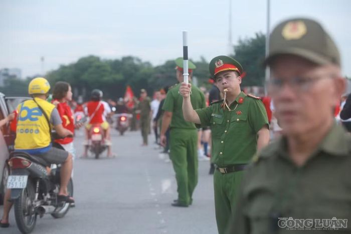 Lực lượng chức năng cũng có mặt để đảm bảo an toàn.