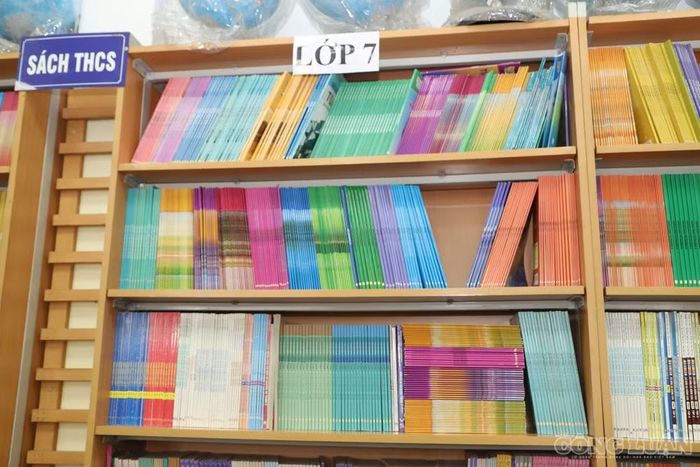 Sau khi kế hoạch được ban hành, các trường đồng loạt gửi đơn đặt hàng đến các đơn vị phát hành của NXBGDVN trong thời điểm rất sát năm học mới, với sản lượng lớn.