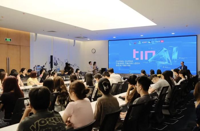 Quang cảnh chương trình tập huấn “Tin AI? - Kiểm chứng tin giả: Nhận diện bẫy nhận thức và kỹ năng phòng vệ số”. Ảnh: BTC
