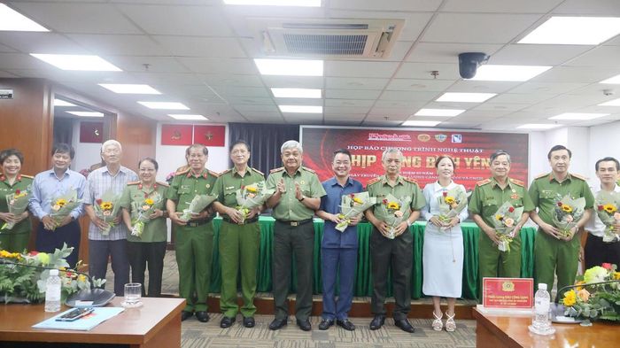 Thiếu tướng Đào Công Danh - Chủ tịch Hội Cựu CAND TP HCM trao hoa cảm ơn các đơn vị phối hợp và chúc cho chương trình diễn ra thành công tốt đẹp. (Ảnh: Hồng Nhân)