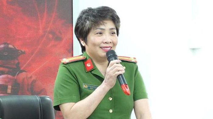 Trung tá Lê Thị Phương Thanh - đạo diễn chương trình chia sẻ những hoạt động nghệ thuật có trong chương trình nghệ thuật “Nhịp Sống Bình Yên”. (Ảnh: Hồng Nhân)