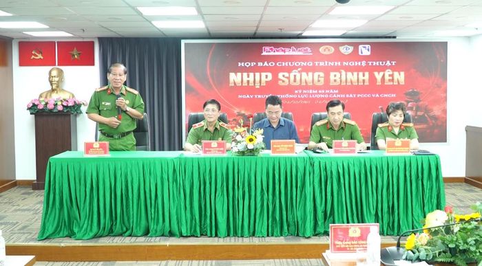 Ban tổ chức trả lời các câu hỏi của báo chí xoay quanh nội dung chương trình. (Ảnh Hồng Nhân)